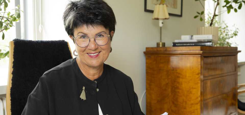 Eva-Lis Sirén Eva-Lis Sirén sitter i en fåtölj med några papper i handen.